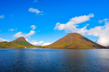 群馬県 紅葉に染まるの榛名山、榛名富士