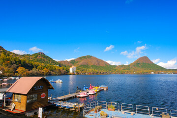 群馬県 紅葉に染まるの榛名山、榛名湖