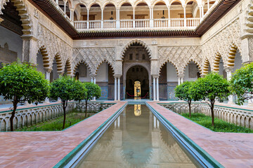 Obraz premium Beautiful formal public garden inside Alcazar Seville palace in summertime in Andalusia