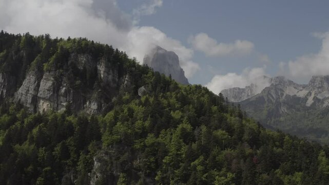 Plan de Drone du Mont Aiguille dans les nuages