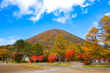 群馬県 紅葉に染まるの榛名山、榛名富士