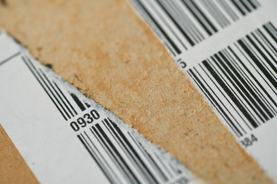 Besch&auml;digter Barcode auf einem Paket