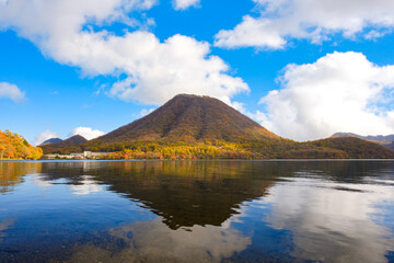 群馬県 紅葉に染まるの榛名山、榛名富士