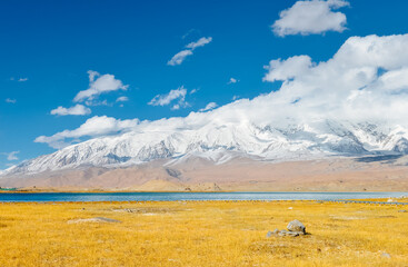 The beautiful autumn scenery of Kala Kule Lake (Karakuri Lake) on the Pamir Plateau in Akto County,...