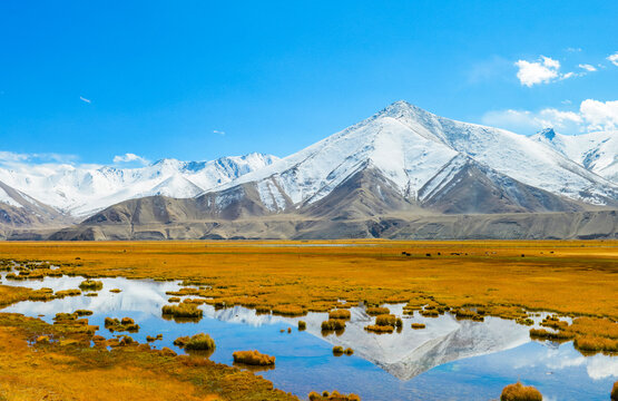 The beautiful autumn scenery of Kala Kule Lake (Karakuri Lake) on the Pamir Plateau in Akto County, Xinjiang, China.