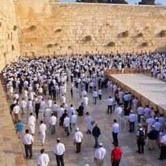 Thousands of people pray at the Western Wall in Jerusalems Old City during Yom Kippur