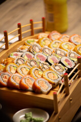 Tabla llena de sushi variado
Platter filled with assorted sushi