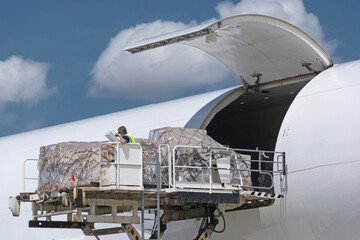 Frachtflugzeug wird beladen