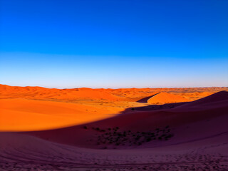 Fototapeta premium A vast desert landscape at sunset.