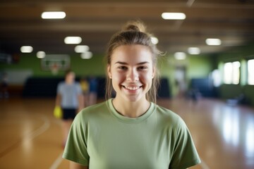 Obraz premium Smiling portrait of a female Caucasian teenage basketball player