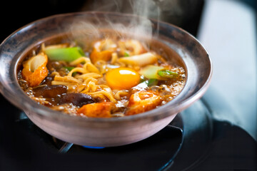 味噌煮込みうどんを煮込む