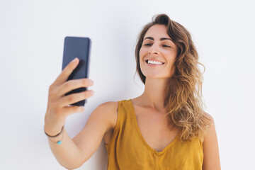 Naklejka premium Pretty woman taking frontal selfie