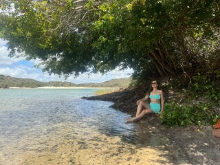 mulher de f&eacute;rias na praia 