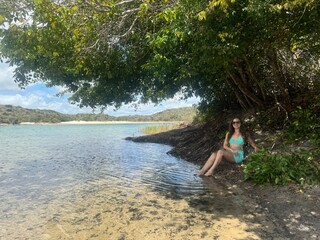 mulher de férias na praia 