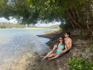 Fototapeta premium casal de férias de verão em lagoa