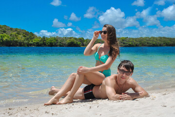 casal juntos de férias em linda lagoa no verão 