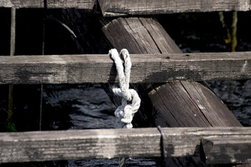 Obraz premium Rope Knot Tied to Weathered Wood