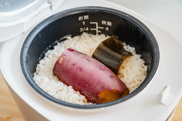 炊きあがった丸ごとサツマイモご飯