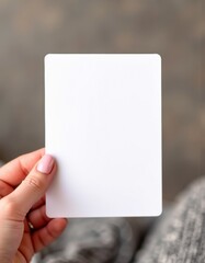 Obraz premium Simple empty blank card holding in hand