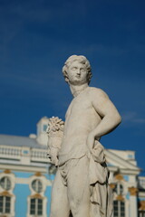 Obraz premium sculpture of Perseus against the backdrop of the Catherine Palace, Pushkin City