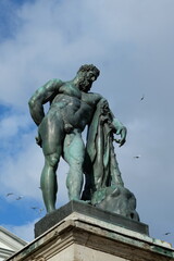 Obraz premium bronze statue of Hercules in Catherine Park (a copy of an ancient statue found in Rome)