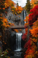 Fototapeta premium Kraftvoller Wasserfall umgeben von buntem Herbstlaub