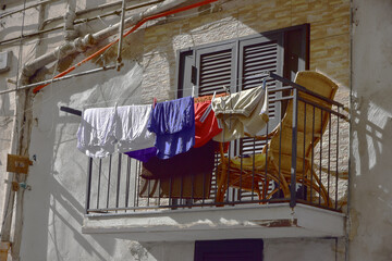 Pittoresco balcone   con Panni Stesi