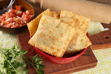 Pastel de massa crocante recheado com carne