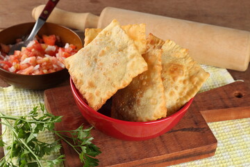 Pastel de massa crocante recheado com carne