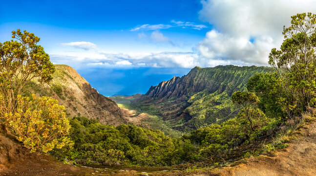 One of the world&rsquo;s most dramatic landscapes, the Na Pali Coast of Kauai, Hawaii, seen from the Kalalau Lookout, combines deep green valleys, the blue Pacific, and fluctuating weather conditions.