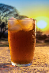 Sol, muito calor e um delicioso copo de chá gelado para refrescar! Rural, bucólico, agreste.