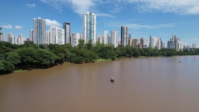 Vista A&eacute;rea da cidade de Londrina, Parana, Brasil. Lago igap&oacute; na cidade de londrina. 