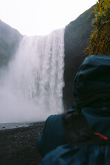 Skógafoss es una cascada situada en el recorrido del río Skógá, en el sur de Islandia en los acantilados del anterior litoral.