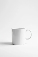 Obraz premium Minimalistische weiße Kaffeetasse Porzellan Tasse für Kaffee Tee schlichtes Design Moderne Tasse Fotografie weißer Hintergrund Dekoration Büro Küchendekor Geschenkidee für Kaffeeliebhaber