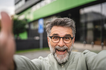 Obraz premium self portrait of senior mature man smile and pose outdoor