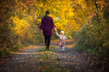 Magic of Motherhood: A Joyful Walk Through the Warm Hues of Fall as Mother and Daughter Connect in Nature&rsquo;s Beauty