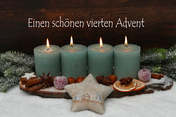 Dekoration zum vierten Advent: Adventskranz mit grünen Kerzen und dem Text einen schönen vierten...