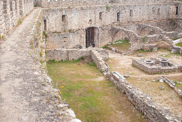 Ruinas do interior de um castelo.