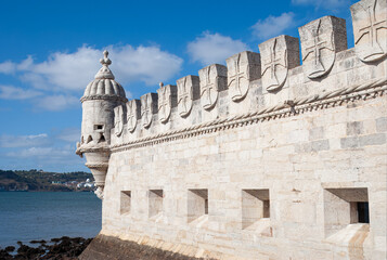 Pormenores da muralha e uma das pequenas torres de vigia da Torre de Belem em Lisboa, Portugal.