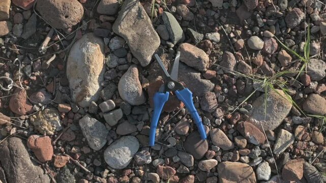 Tijera de cortar sobre piedras