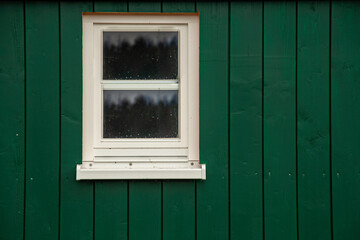 Weißes Fenster in grüner Wand