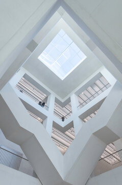 MSN, Muzeum Sztuki Nowoczesnej wnętrze nowo otwartego muzeum w Warszawie na ul Marszałkowskiej. Architektura wsp&oacute;łczesna w kolorze białym, klatka w nowoczesnym muzeum sztuki.