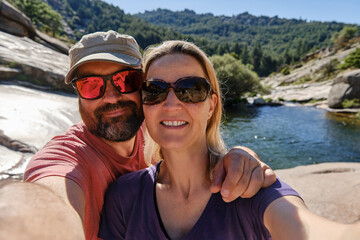 Obraz premium Couple taking a selfie in nature. The Green Pond, Guadarrama National Park