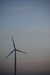 Księżyc przy wiatraku © Piotrek