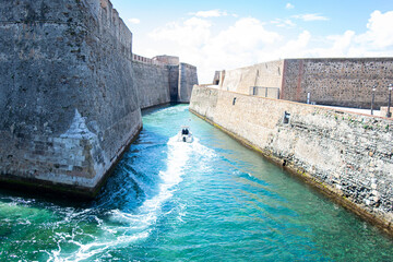 Bote en foso navegable Ceuta España
