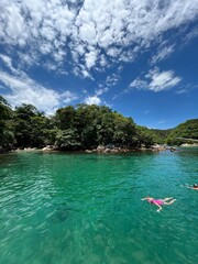 Lagoa azul em angra dos reis no Rio de Janeiro, com céu azul com nuvens brancas 