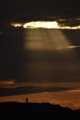 Zachód słońca nad wzgórzem z wieżą widokową