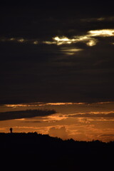 Zach&oacute;d słońca nad wzg&oacute;rzem z wieżą widokową