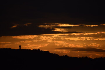 Zachód słońca nad wzgórzem z wieżą widokową