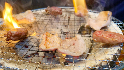 ホルモン焼肉屋　炭焼きの炎とトング